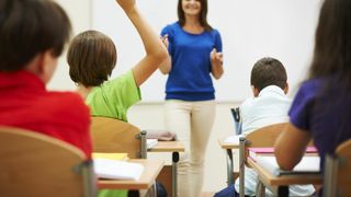 Profesora impartiendo clases