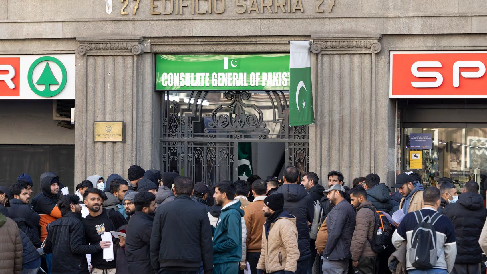 Colas para la regularización de papeles frente al consulado de Pakistán