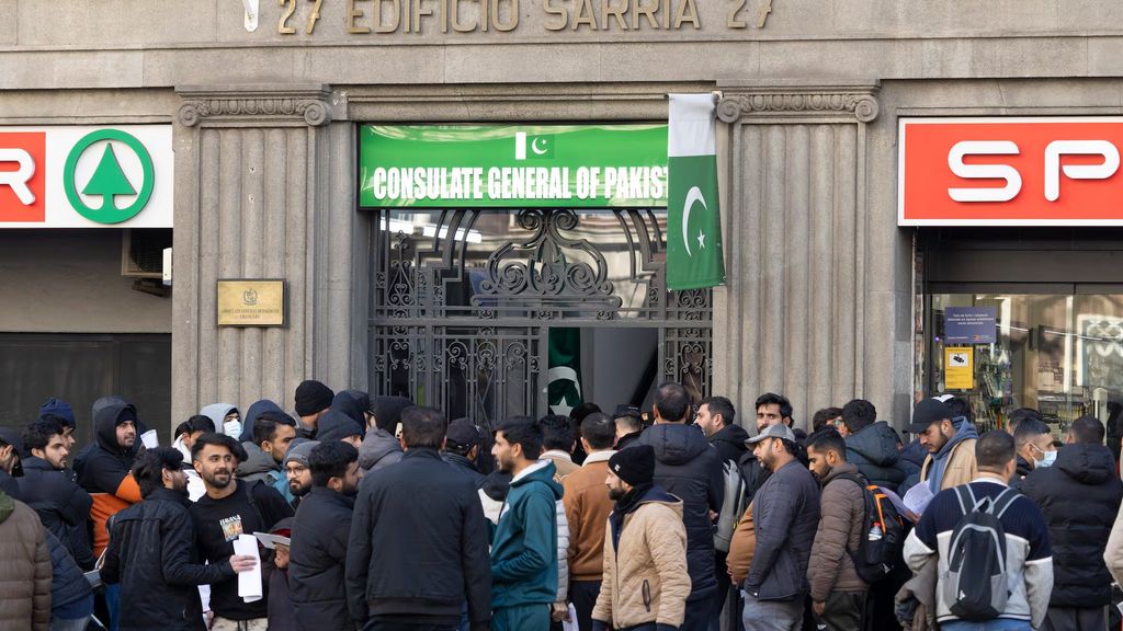Colas para la regularización de papeles frente al consulado de Pakistán