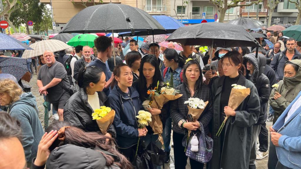 Amigos y miembros de la comunidad china en la concentración en Esplugues