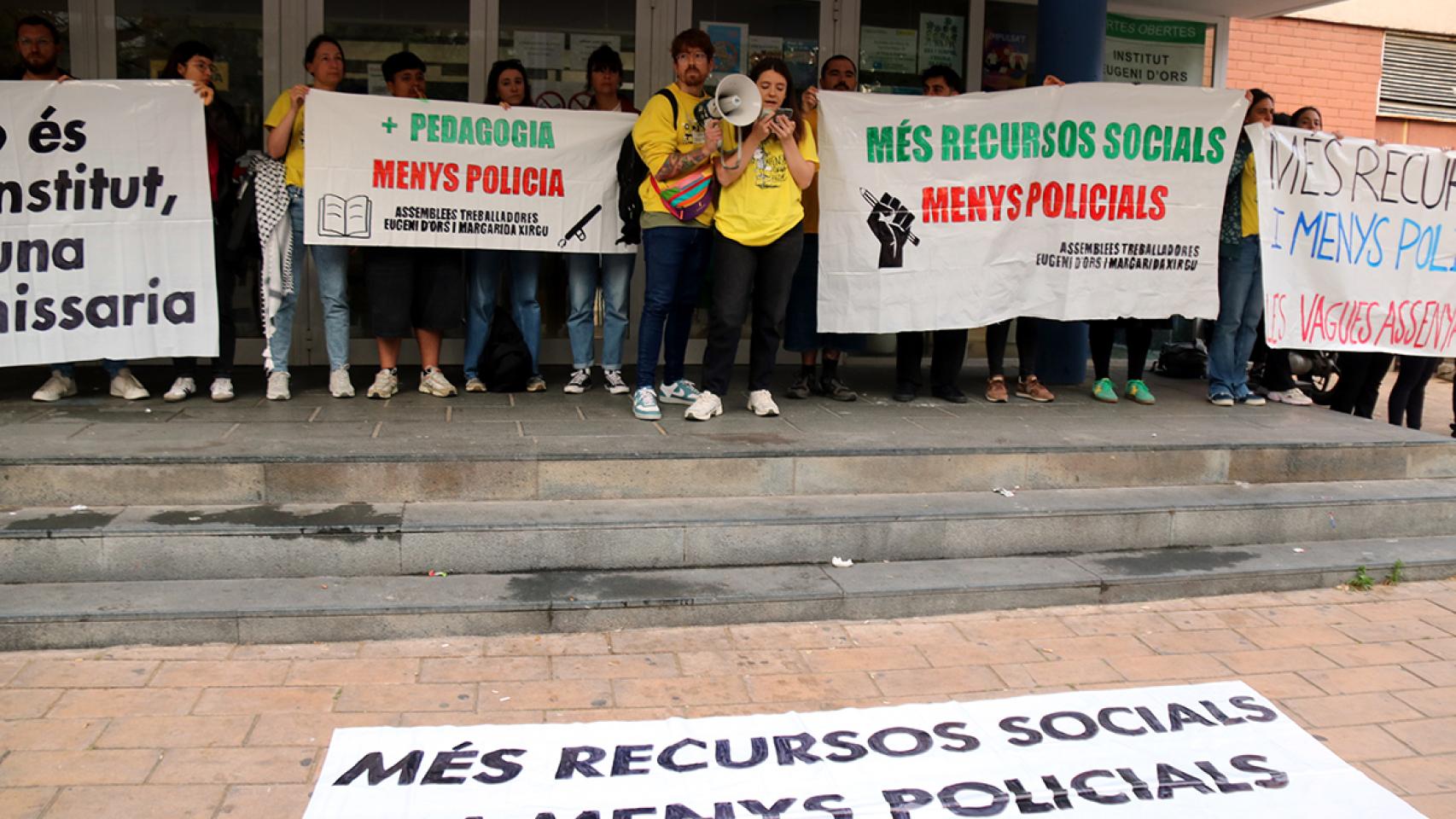 Protesta contra los Mossos en las escuelas
