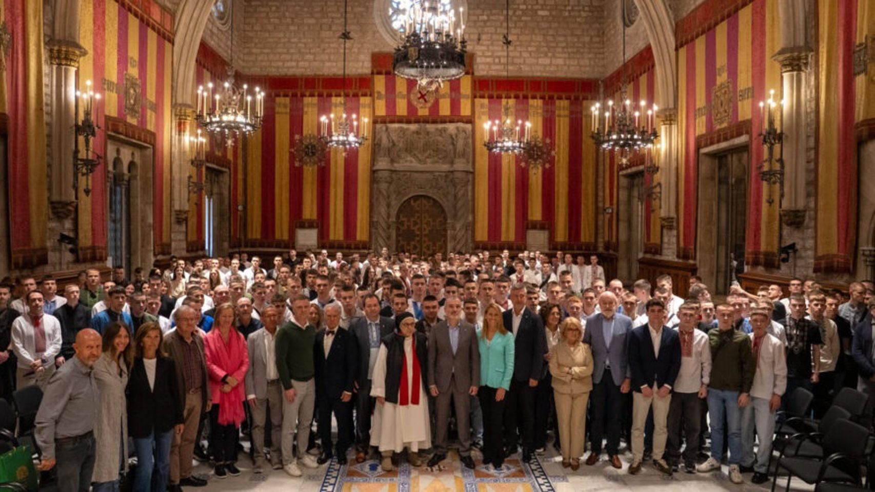 Imagen del acto institucional encabezado por el alcalde de Barcelona, Jaume Collboni, que ha dado la bienvenida a Barcelona a 255 jóvenes de Ucrania del programa 'Vacances per la pau'