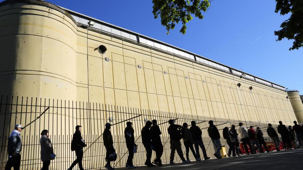 Fila de inmigrantes durante la jornada del 6 de mayo en Fira de Montjuic