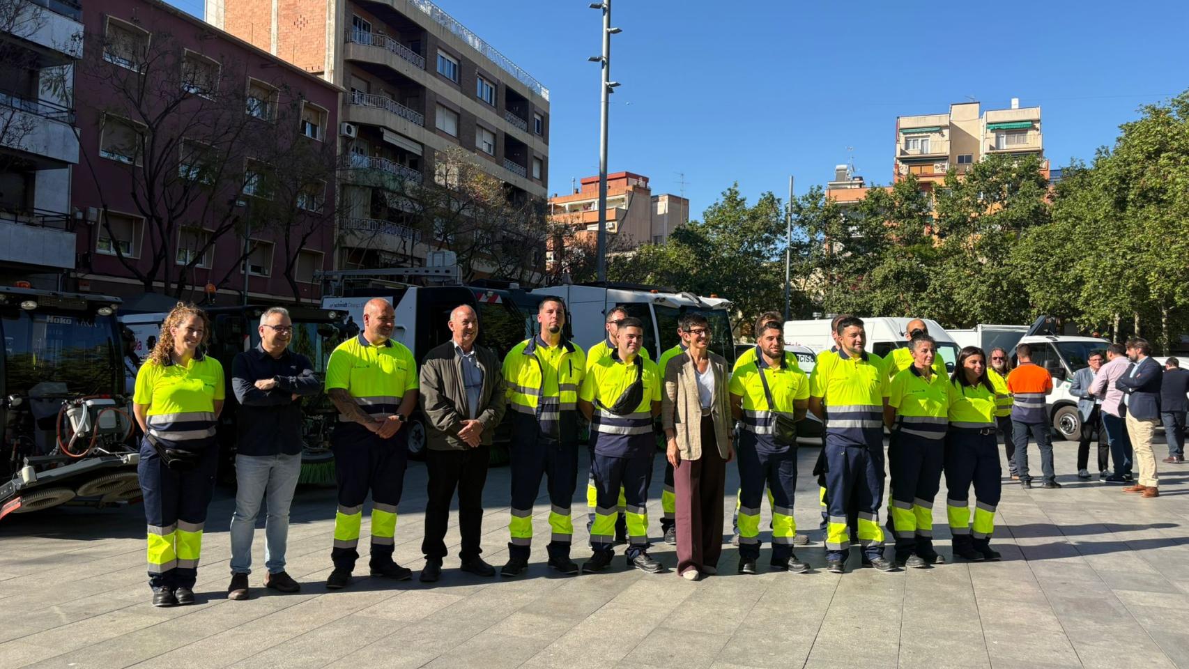 El equipo de gobierno de Filo Cañete con los nuevos trabajadores del servicio de la limpieza de Sant Adrià