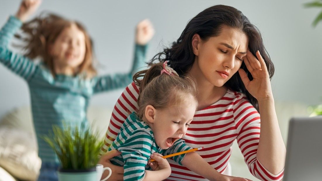 Madre teletrabajando 