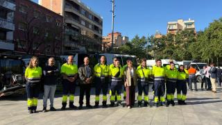 El equipo de gobierno de Filo Cañete con los nuevos trabajadores del servicio de la limpieza de Sant Adrià