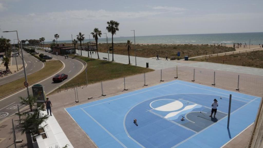 Pista 3X3 en la plaza de las Palmeras de Castelldefels