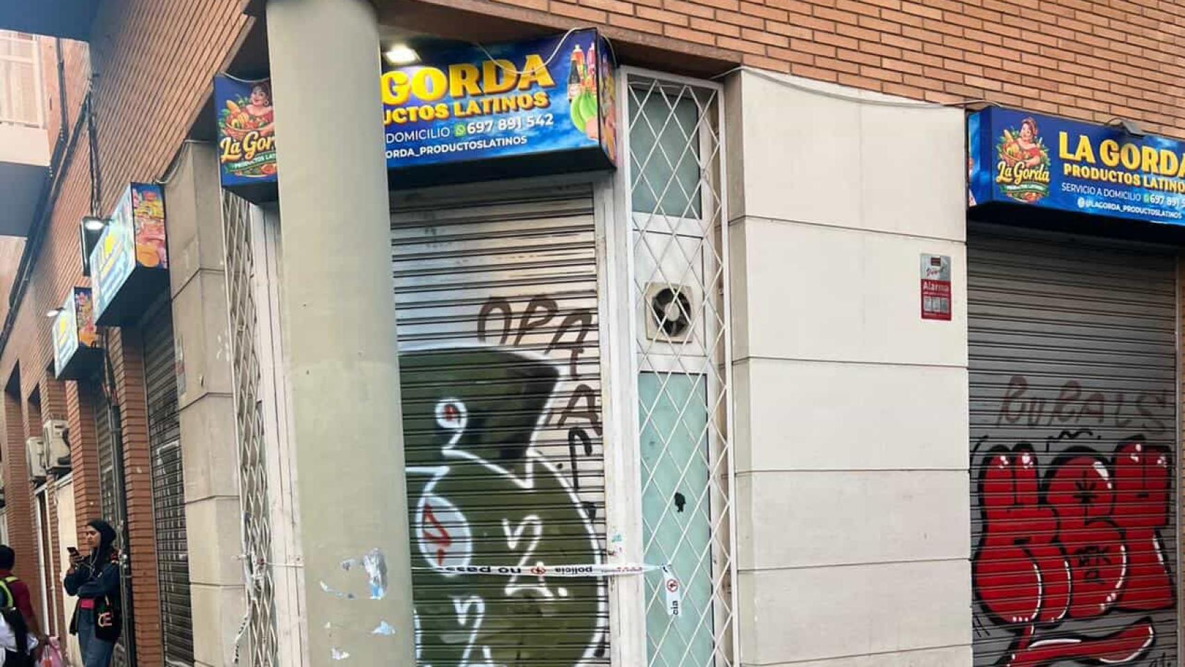 Exterior de la tienda de productos latinos donde fue tiroteado 'Robertico' en Sants-Montjuïc