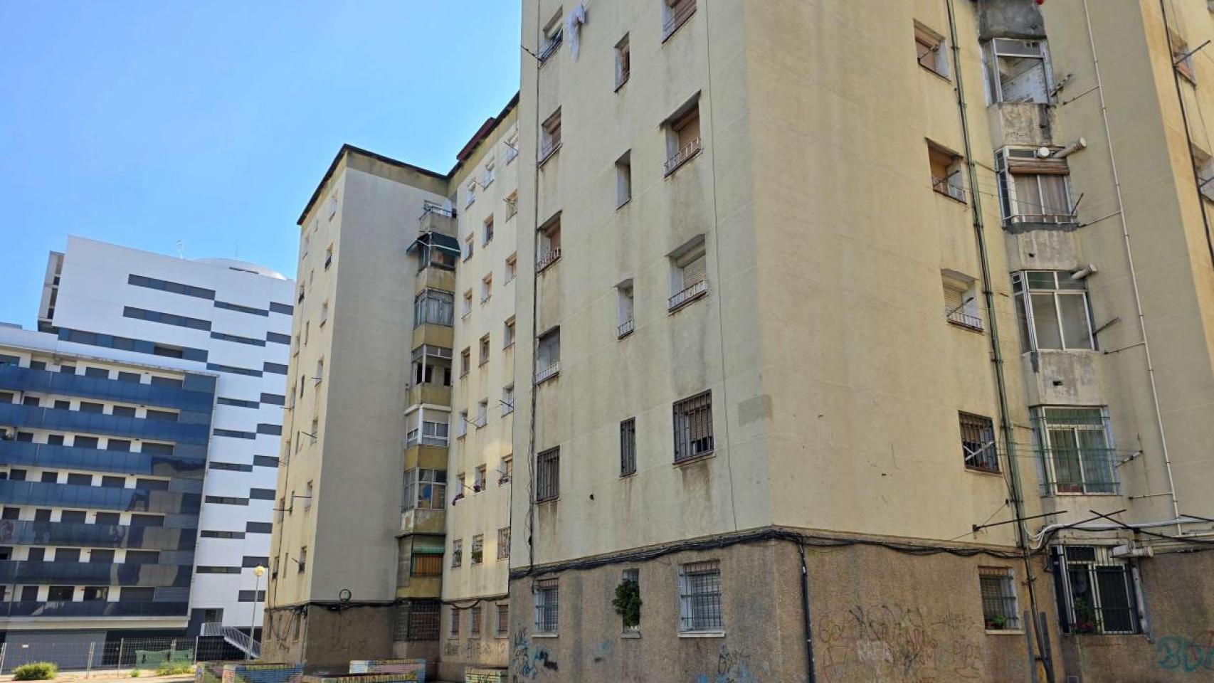 Bloque de la avenida Marquès de Mont-Roig de Badalona que el Incasòl derribará
