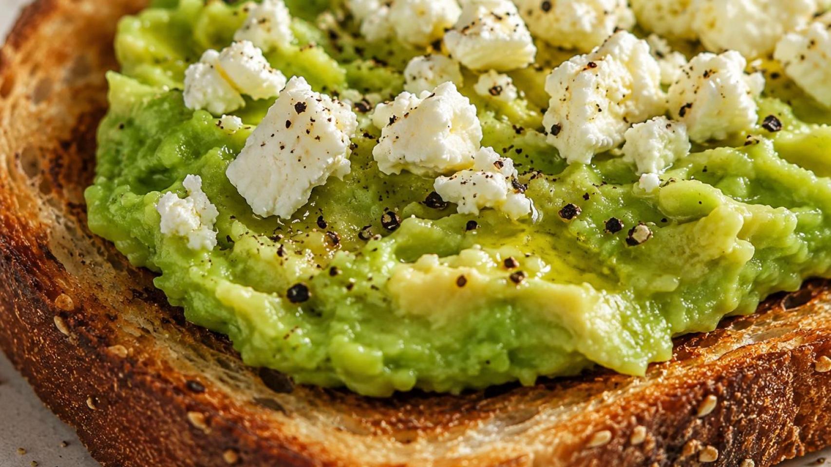 Tostada con queso y aguacate