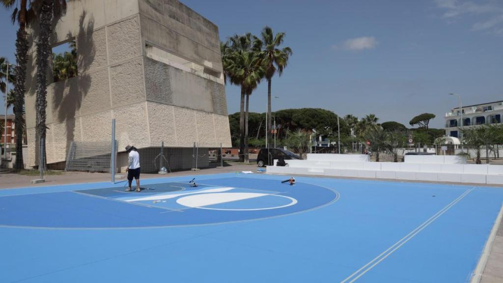 Pista 3X3 a la plaça de les Palmeres de Castelldefels