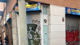 Exterior de la tienda de productos latinos donde fue tiroteado 'Robertico' en Sants-Montjuïc