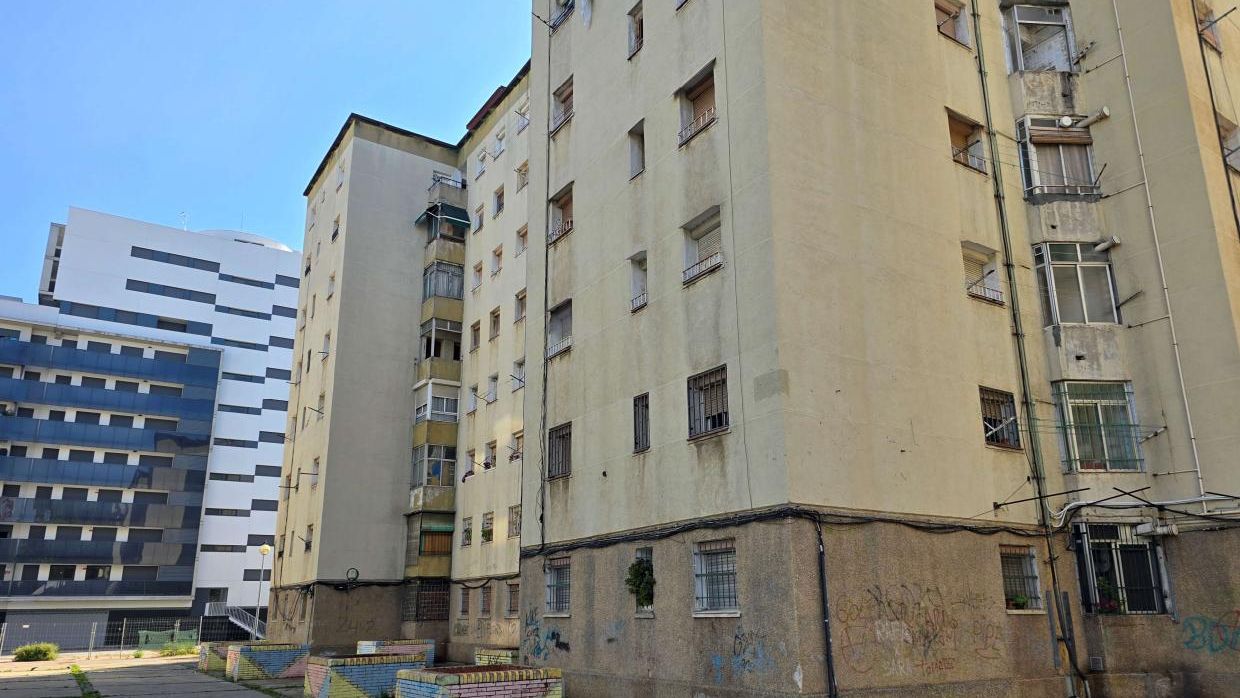 Bloque de la avenida Marquès de Mont-Roig de Badalona que el Incasòl derribará