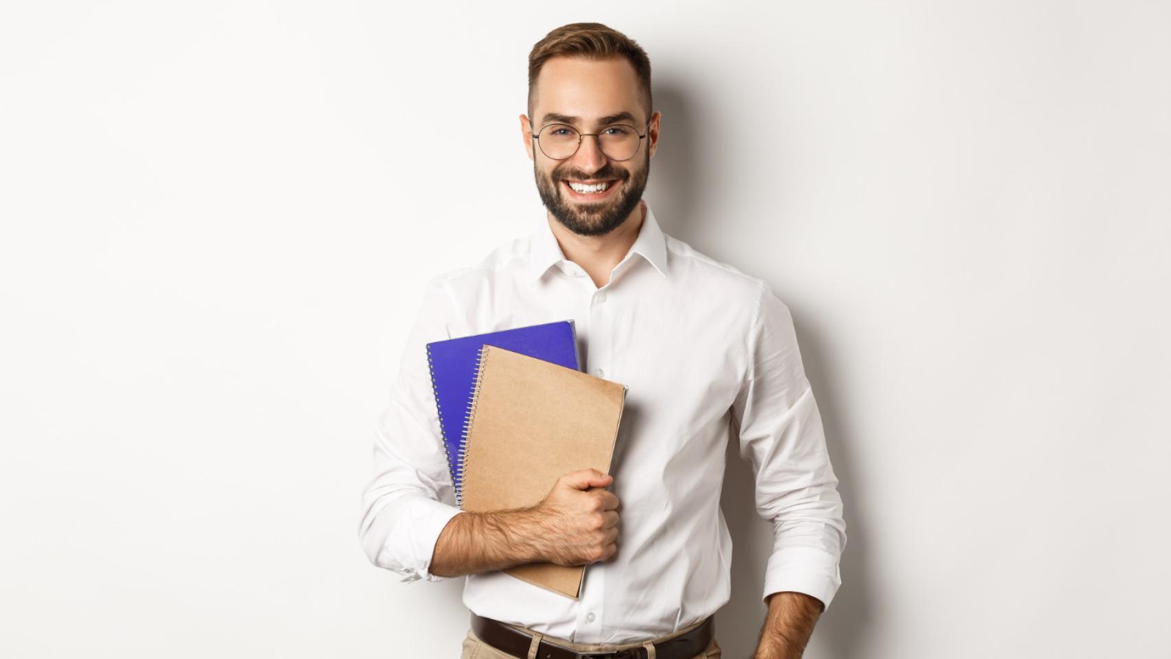 Hombre sonriente con dos carpetas