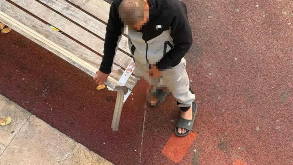 Uno de los drogadictos orinando en la plaza de la Coca de Mataró