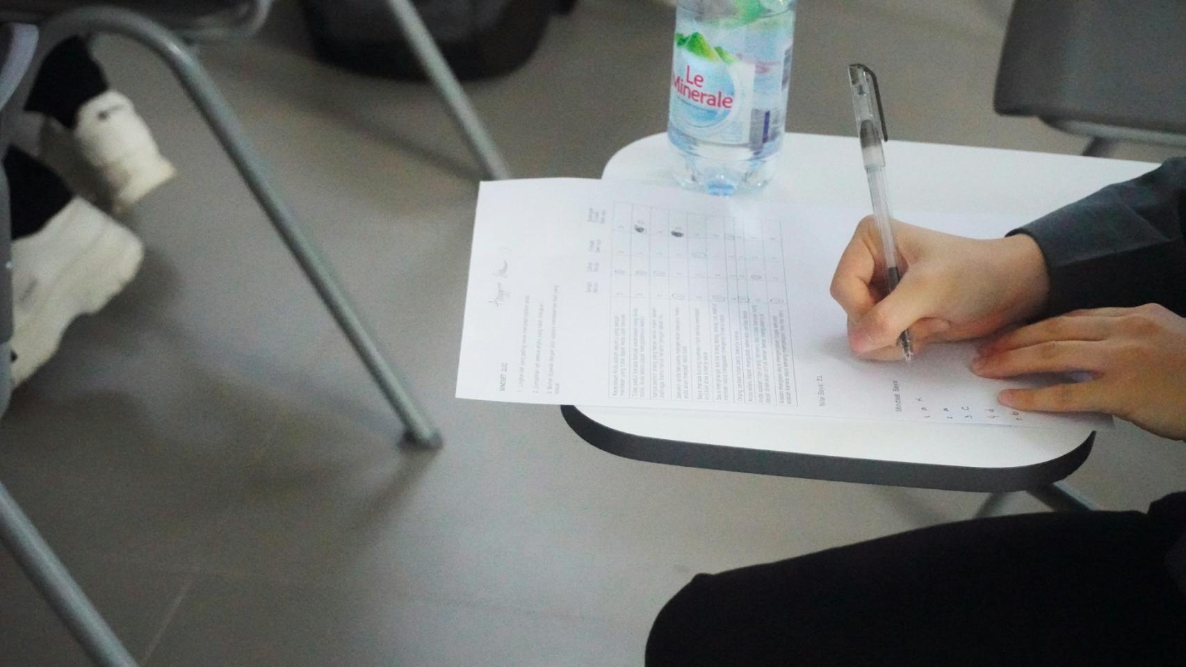 Estudiante durante la realización de un examen