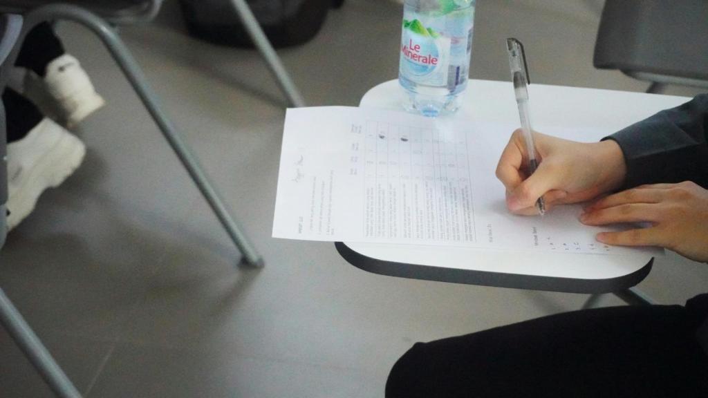 Estudiante durante la realización de un examen