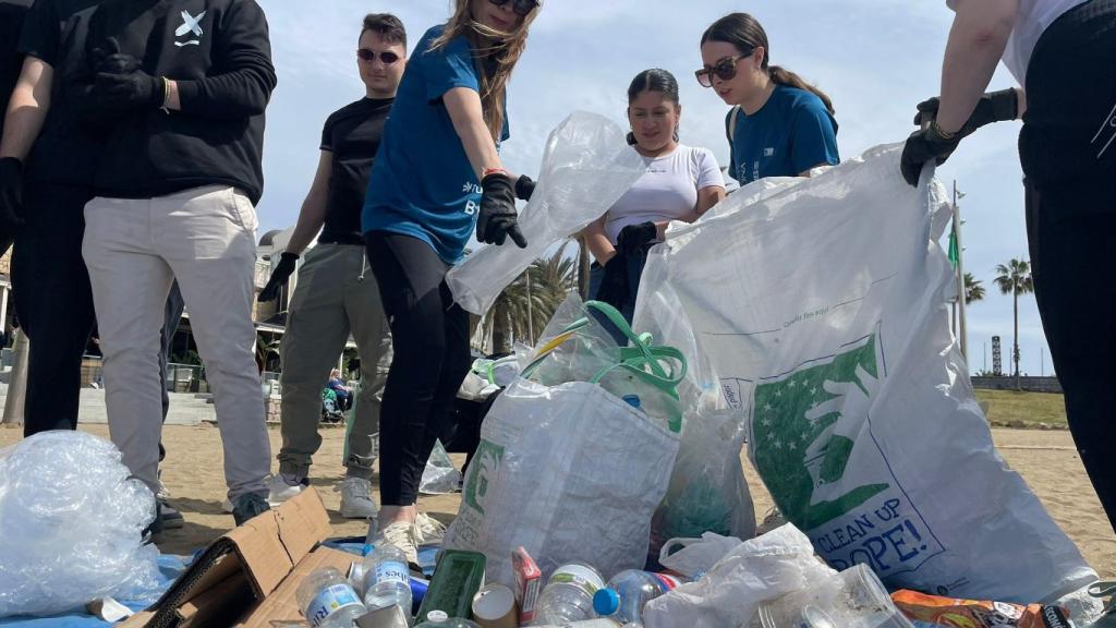 Voluntarios recogiendo residuos en Barcelona