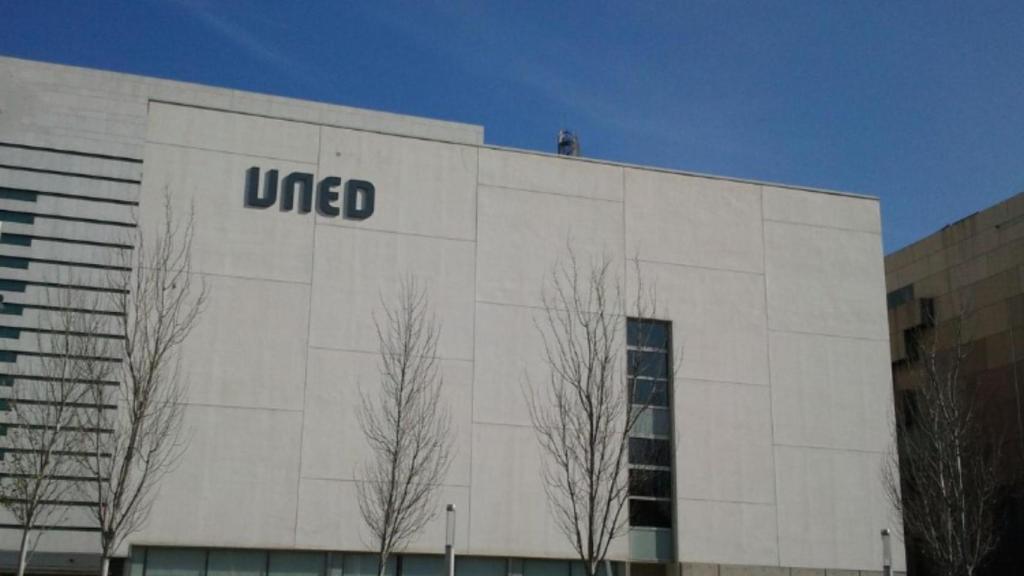 Façana d'un centre de la UNED a Barcelona