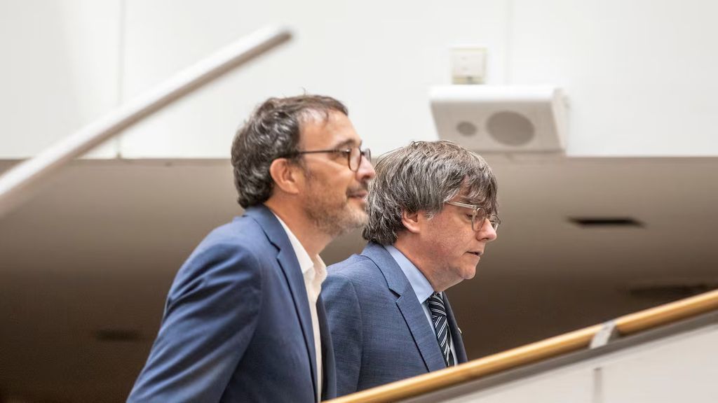 Josep Rius, parlamentari català i regidor a Barcelona per Junts, al costat de Carles Puigdemont, president del partit