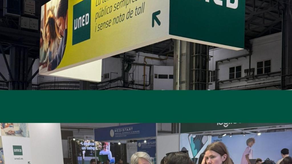Estudiants en un 'estand' de la UNED al Saló de l'Ensenyament de Barcelona