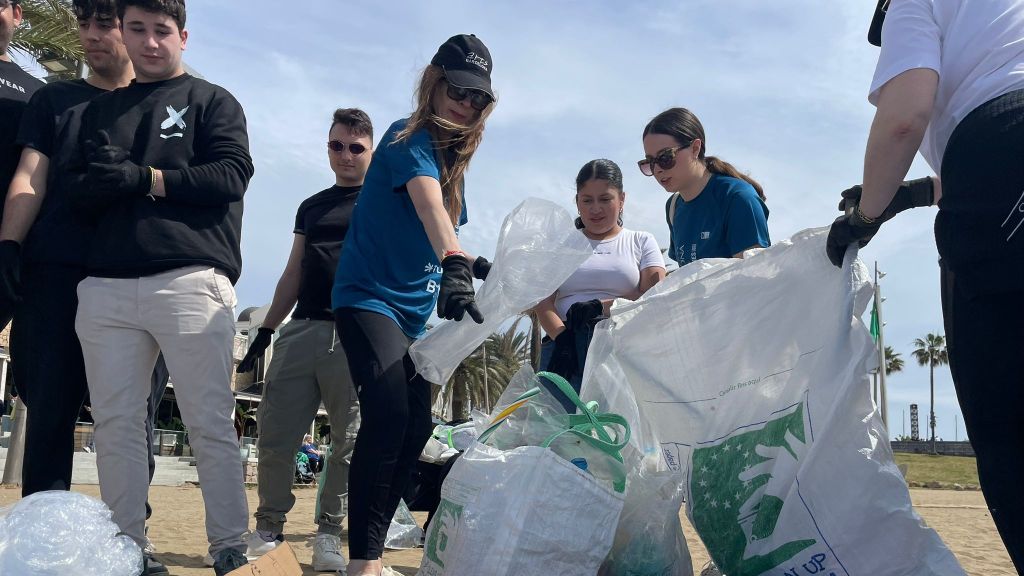 Voluntaris recollint residus a Barcelona