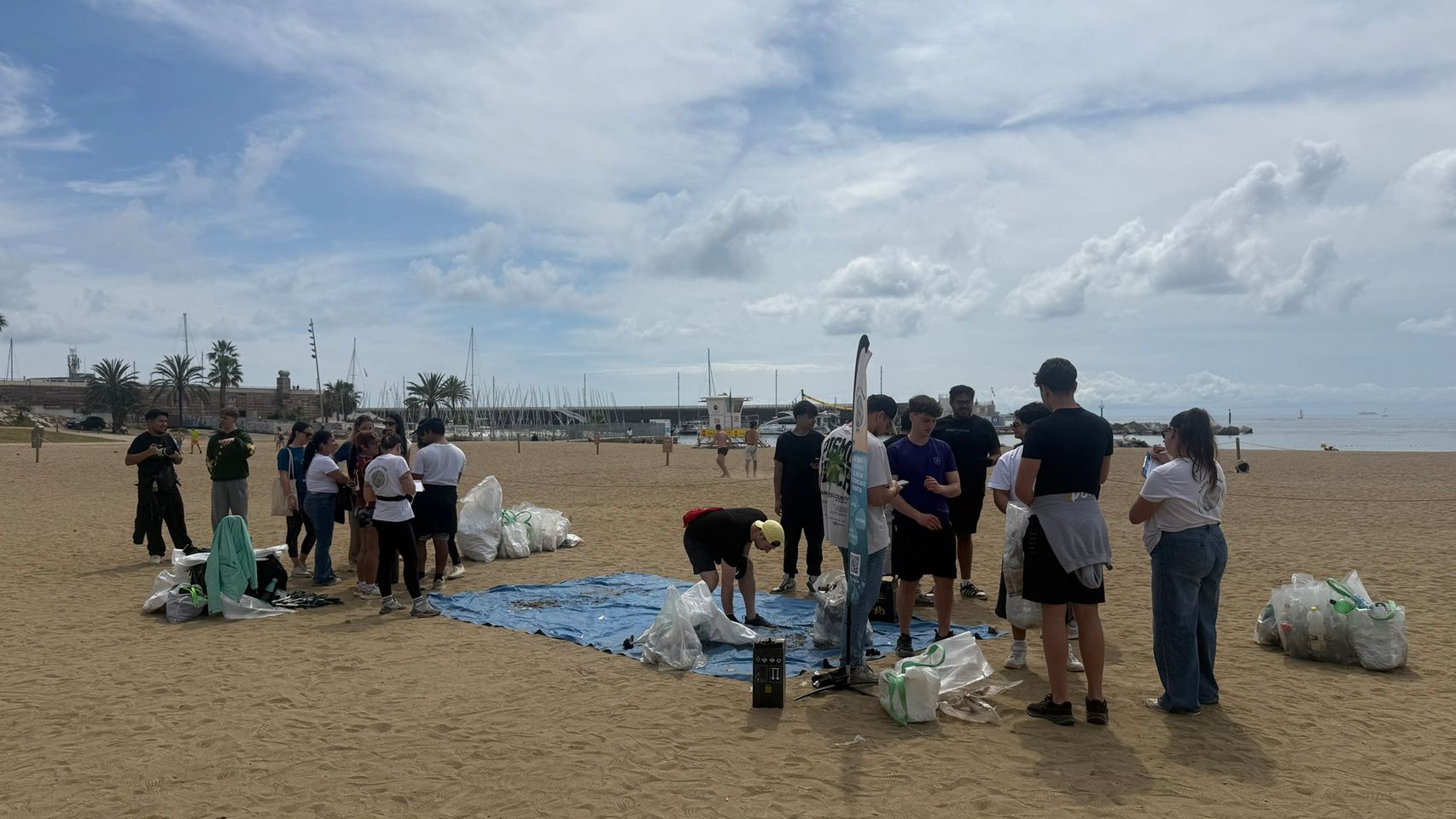 Recogida de residuos en la Barceloneta