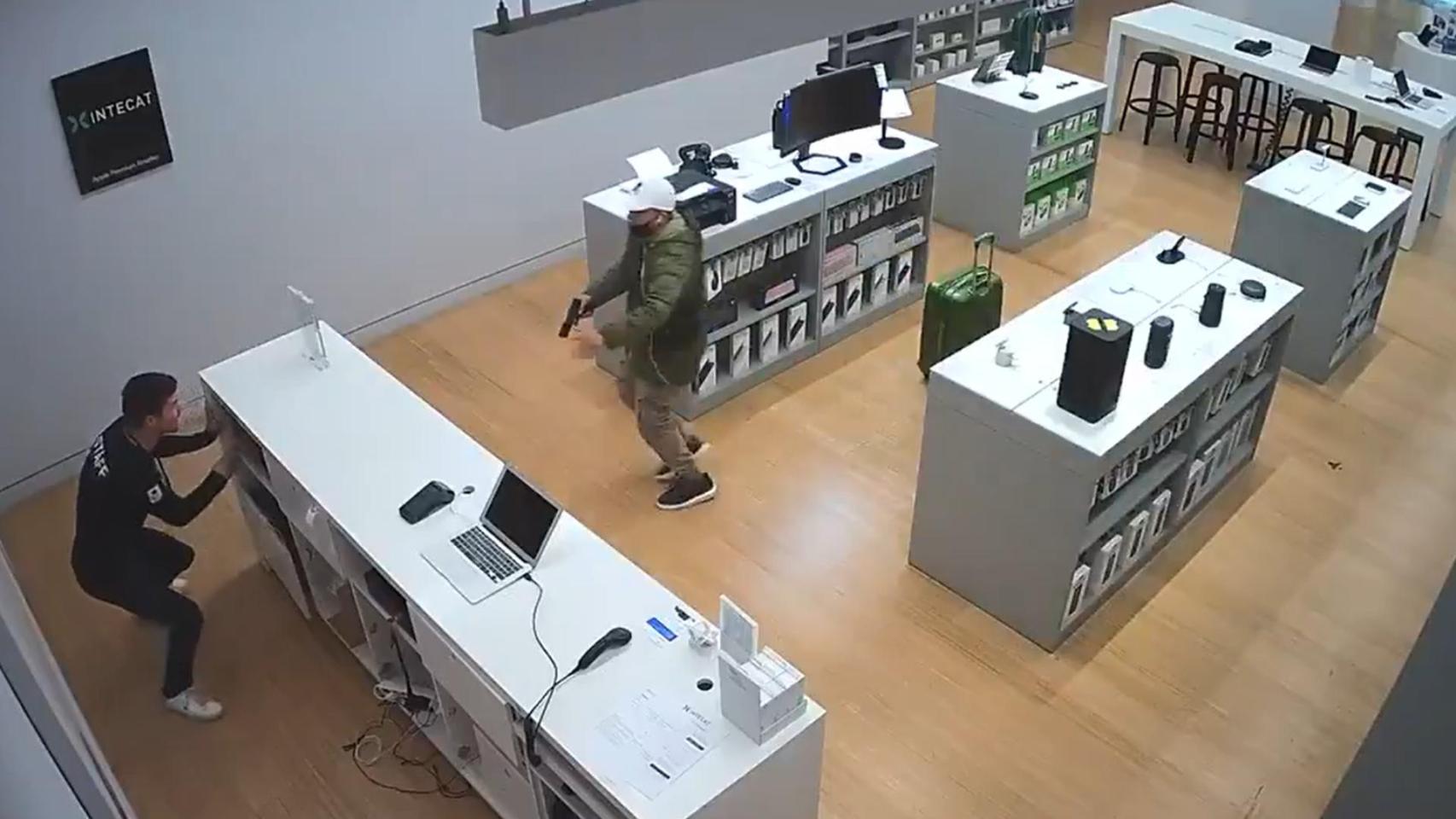 Imagen captada desde las cámaras de la tienda de Mataró durante el atraco 