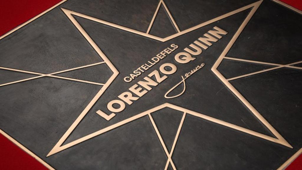 Estrella del artista Lorenzo Quinn en el paseo de Castelldefels
