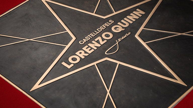 Estrella de l'artista Lorenzo Quinn al passeig de Castelldefels