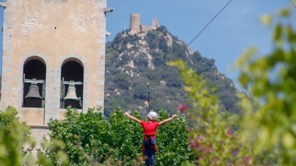 Tirolina a la Festa de les Bruixes de Cabrera de Mar