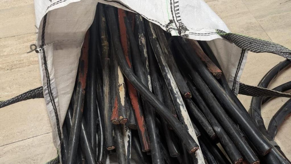 Cableado robado por los falsos operarios en el Eixample