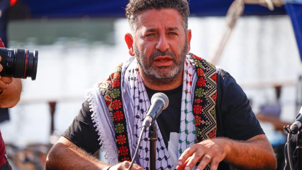 Archivo - Abukeshek en agosto de 2025 poco antes de zarpar la flotilla anterior hacia Gaza