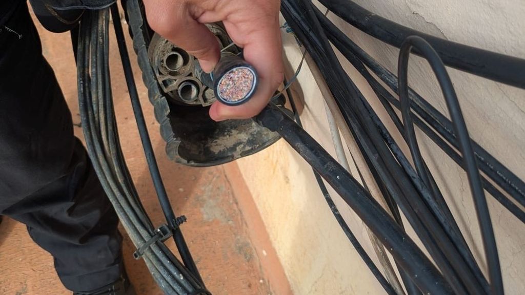 Cableado que los falsos operarios intentaron robar en el Eixample