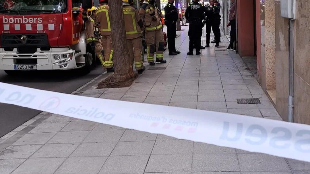 Se derrumba el techo de una vivienda en Santa Coloma de Gramenet
