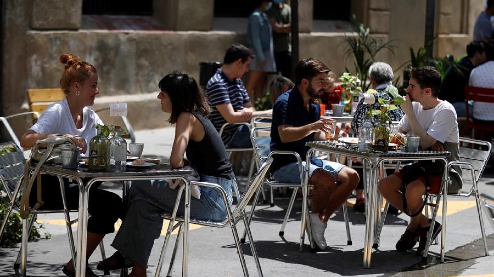 Jóvenes disfrutan de un vermú en una terraza del barrio del Poble Sec, en Barcelona. Efeagro/Toni Albir