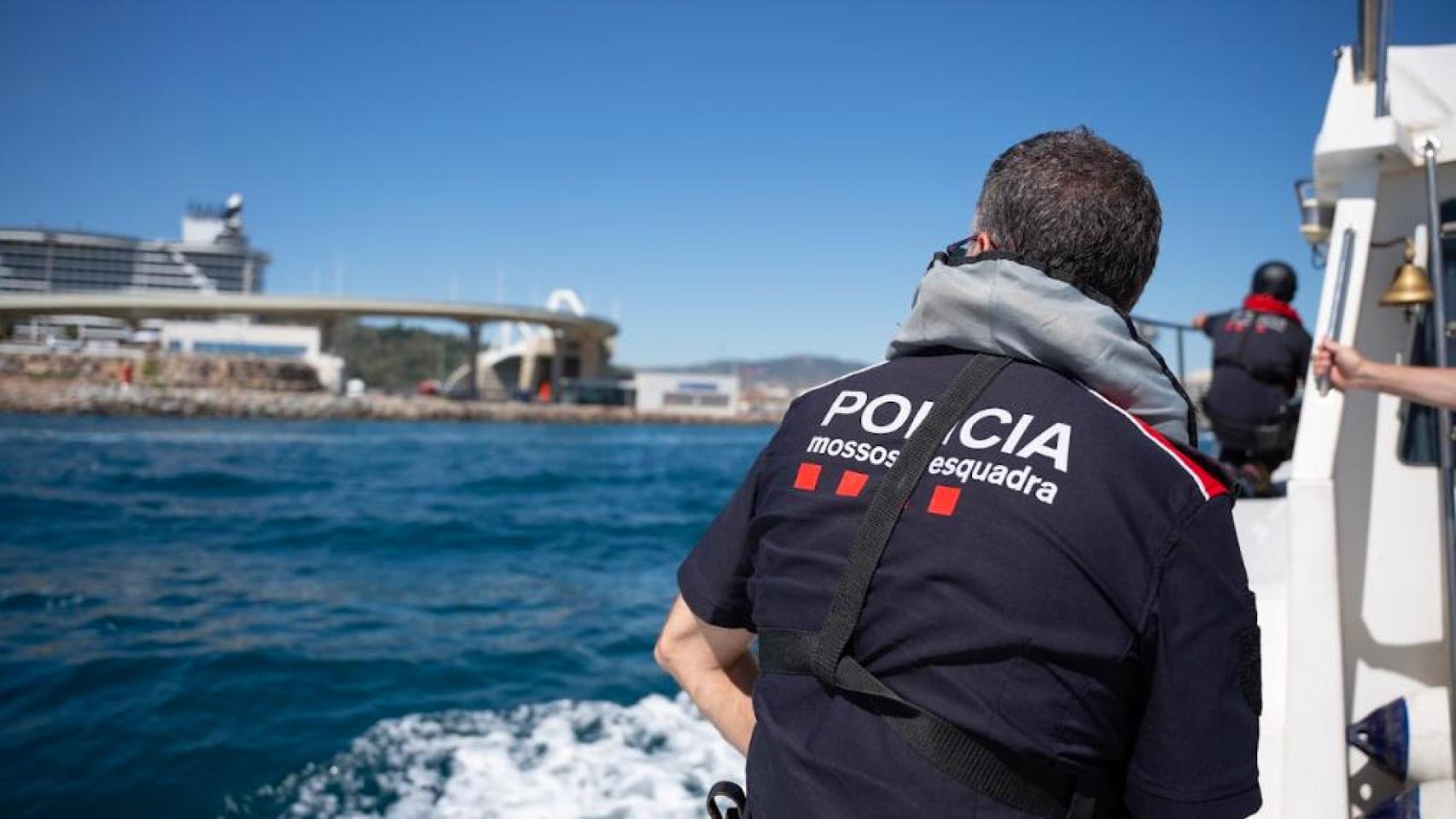 Un agente de la unidad marítima de los Mossos d'Esquadra