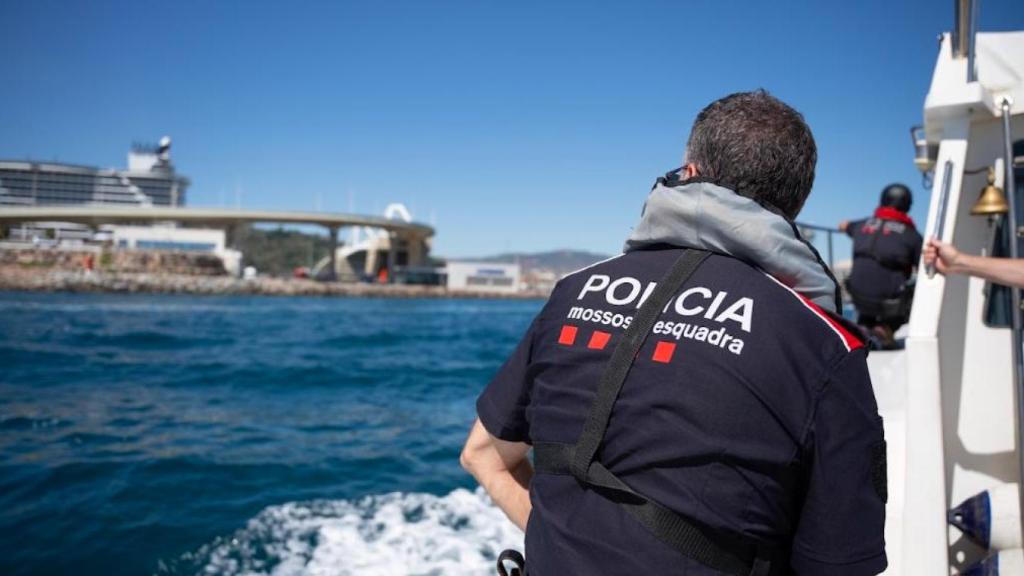 Un agente de la unidad marítima de los Mossos d'Esquadra