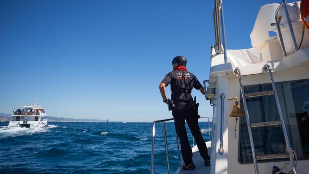 Un agente de la unidad marítima de los Mossos d'Esquadra