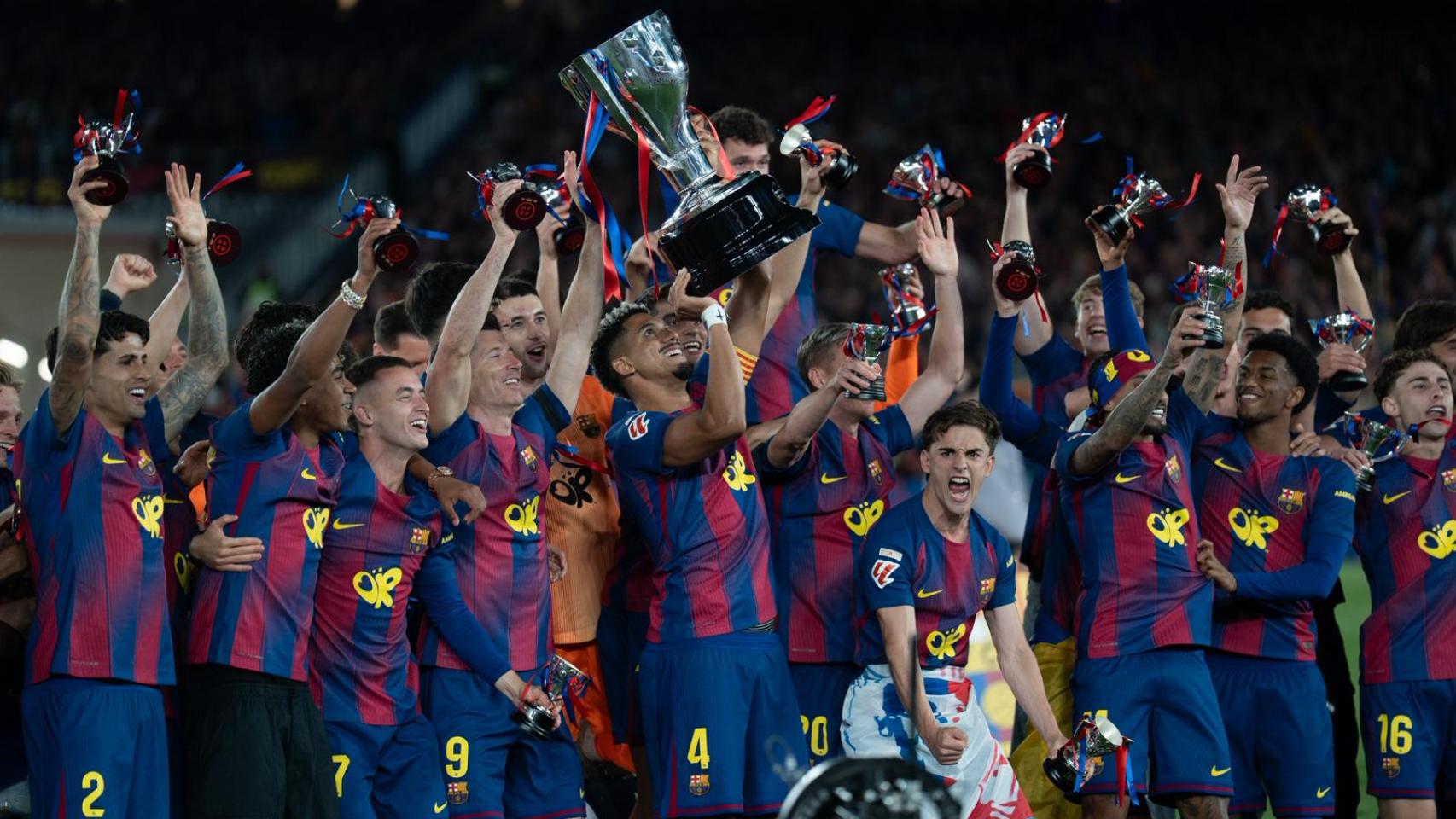 El FC Barcelona levantando la Copa de la Liga 2025-2026