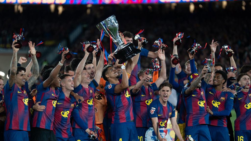 El FC Barcelona levantando la Copa de la Liga 2025-2026