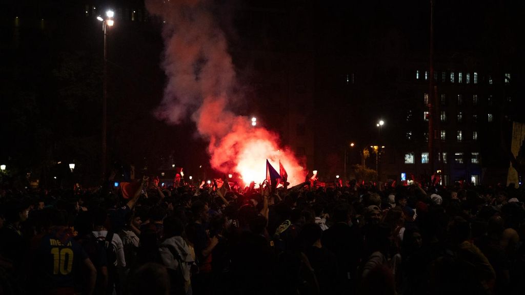 Aficionados del FC Barcelona en la celebración del título de campeones de La Liga 2025-2026