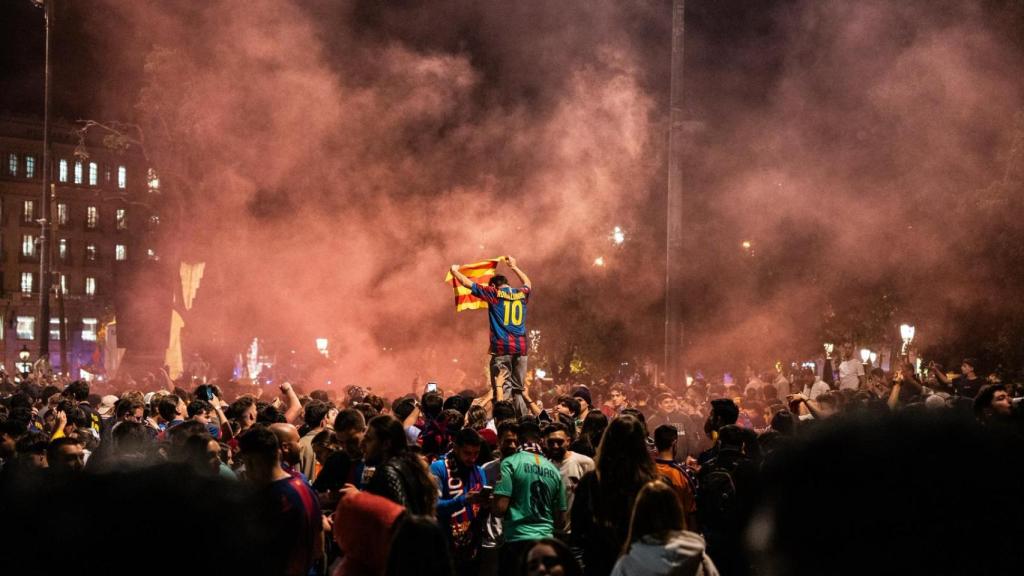 Aficionats del FC Barcelona en la celebració del títol de campions de La Lliga 2025-2026