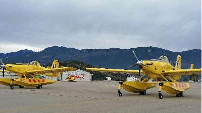 Avions per a la lluita contra incendis dels bombers en una imatge d'arxiu