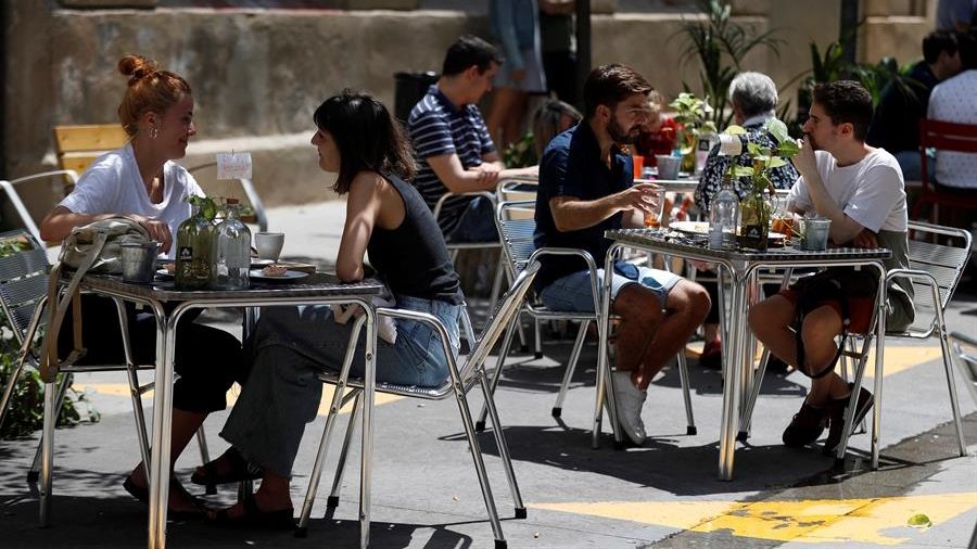 Jóvenes disfrutan de un vermú en una terraza del barrio del Poble Sec, en Barcelona. Efeagro/Toni Albir
