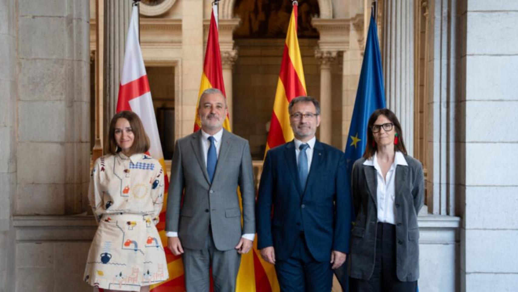 De izquierda a derecha: la Comisionada del Uso Social del Catalán, Marta Salicrú; el alcalde de Barcelona, Jaume Collboni; el conseller de Política Llingüística, F.Xavier Vila i Moreno; y la la gerente del Consorci per la Normalització Lingüística, Gemma Vàzquez