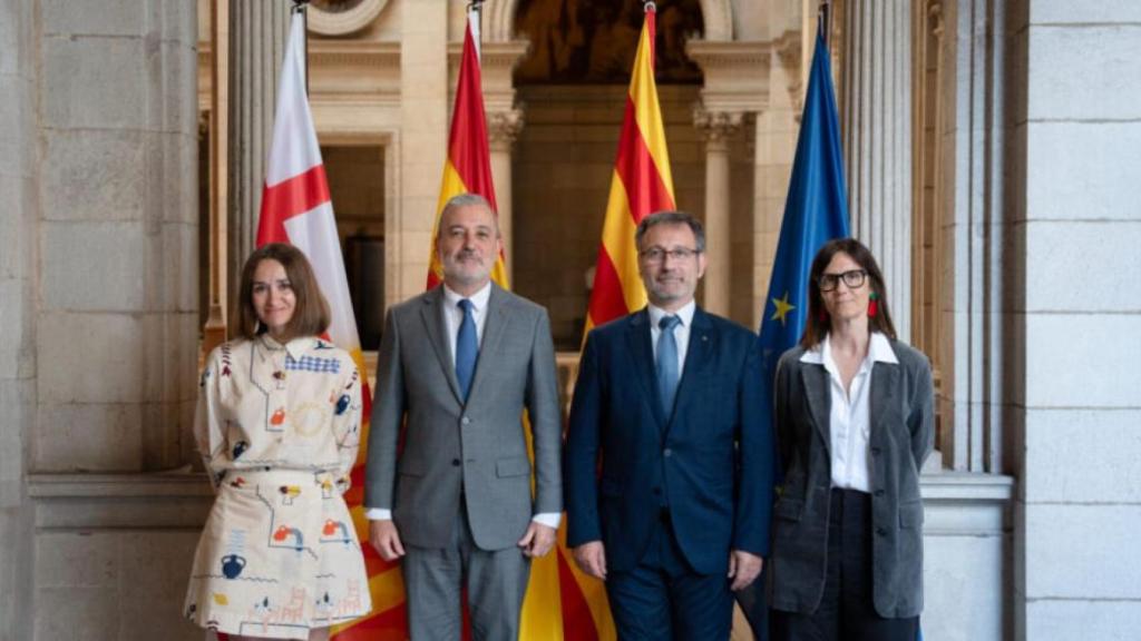 De izquierda a derecha: la Comisionada del Uso Social del Catalán, Marta Salicrú; el alcalde de Barcelona, Jaume Collboni; el conseller de Política Llingüística, F.Xavier Vila i Moreno; y la la gerente del Consorci per la Normalització Lingüística, Gemma Vàzquez