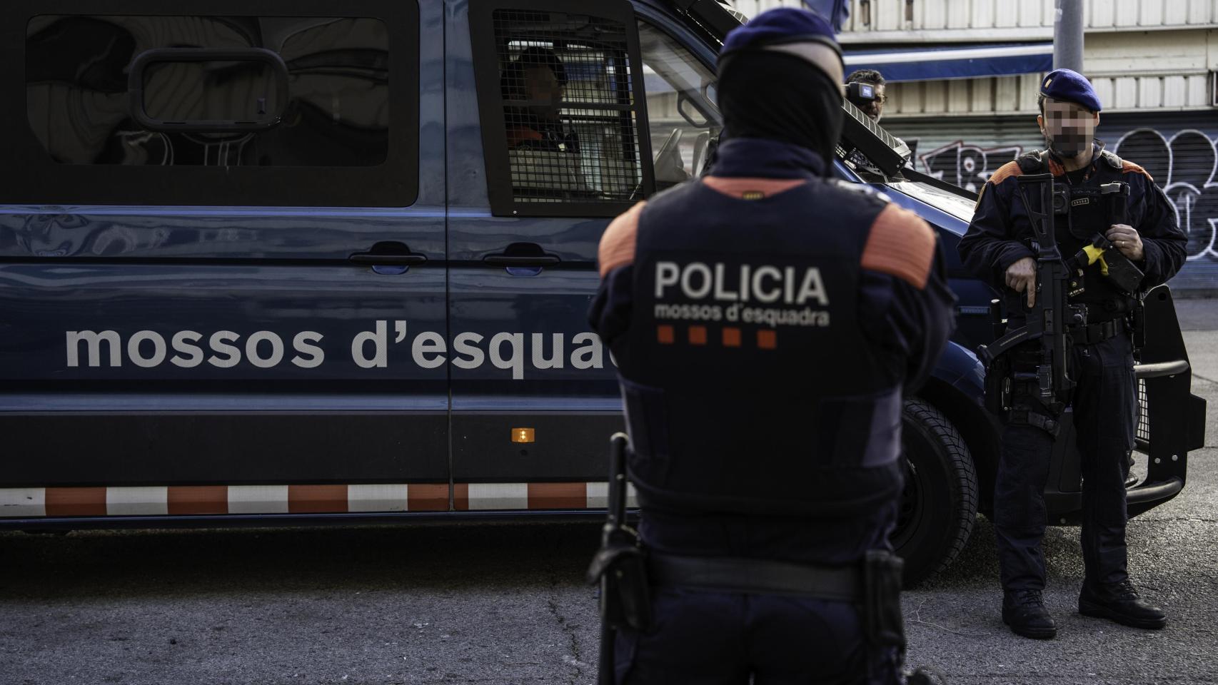 Agentes de los Mossos en una imagen de archivo durante un operativo