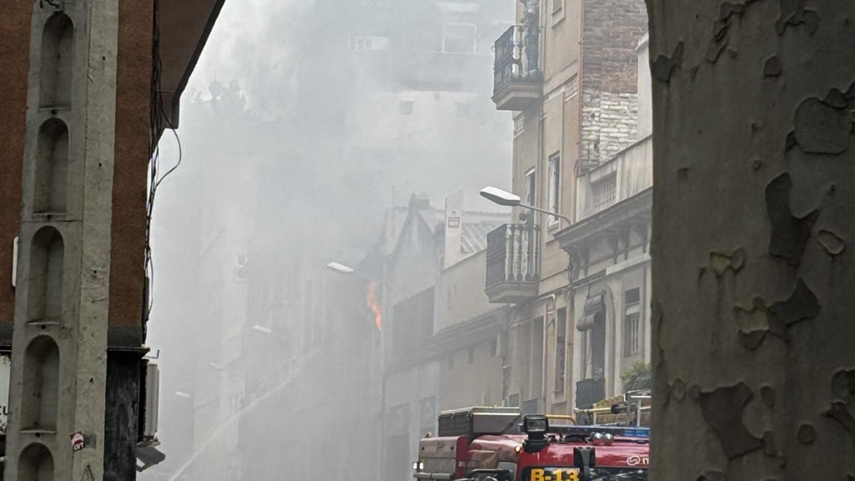 Imagen de los bomberos en Poblenou por la explosión de una bombona de butano