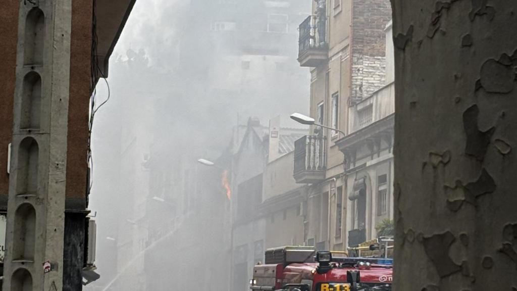 Imagen de los bomberos en Poblenou por la explosión de una bombona de butano